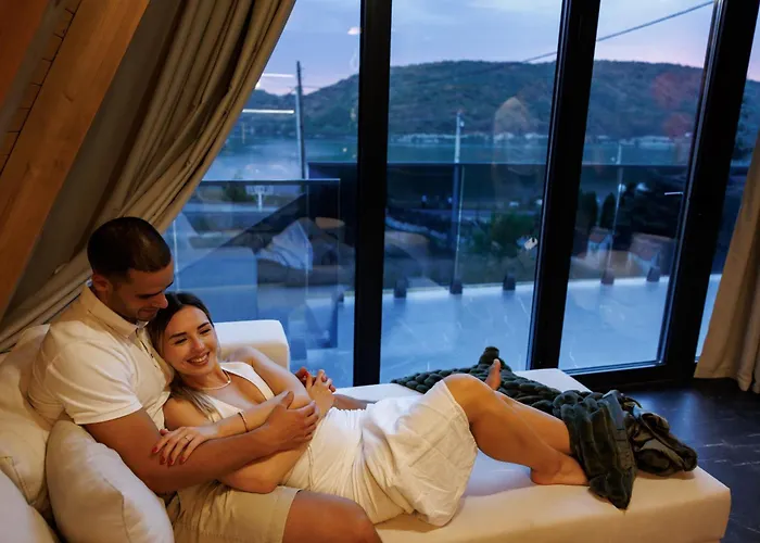 Luxurious Cabin For Couples With Hot Tub Lake View